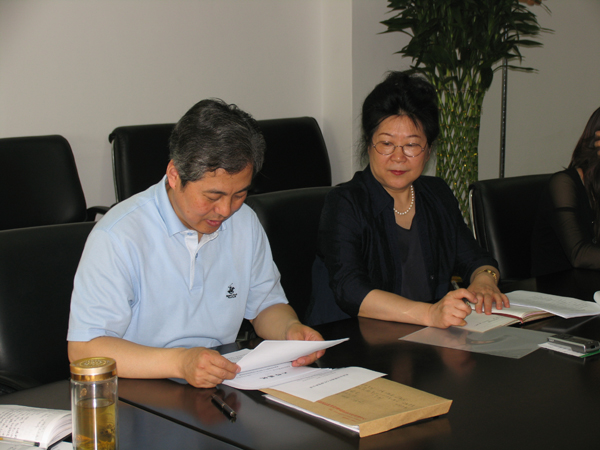 图2：中心主任张爱萍向刘怡副局长做工作汇报。图左为张爱萍主任，右为曹彩副主任